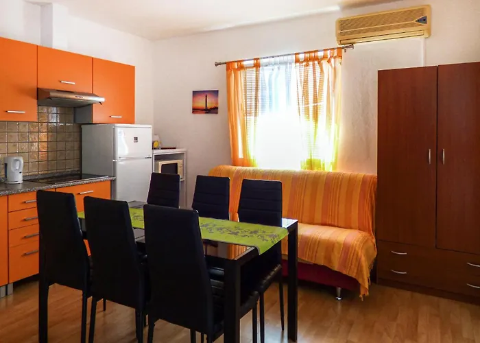 3 Bedroom Beautiful In Casa de Férias Mimice