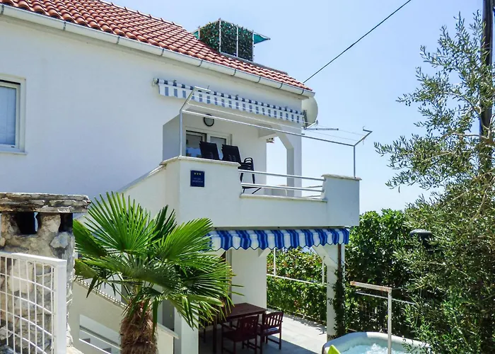 3 Bedroom Beautiful In Casa de Férias *